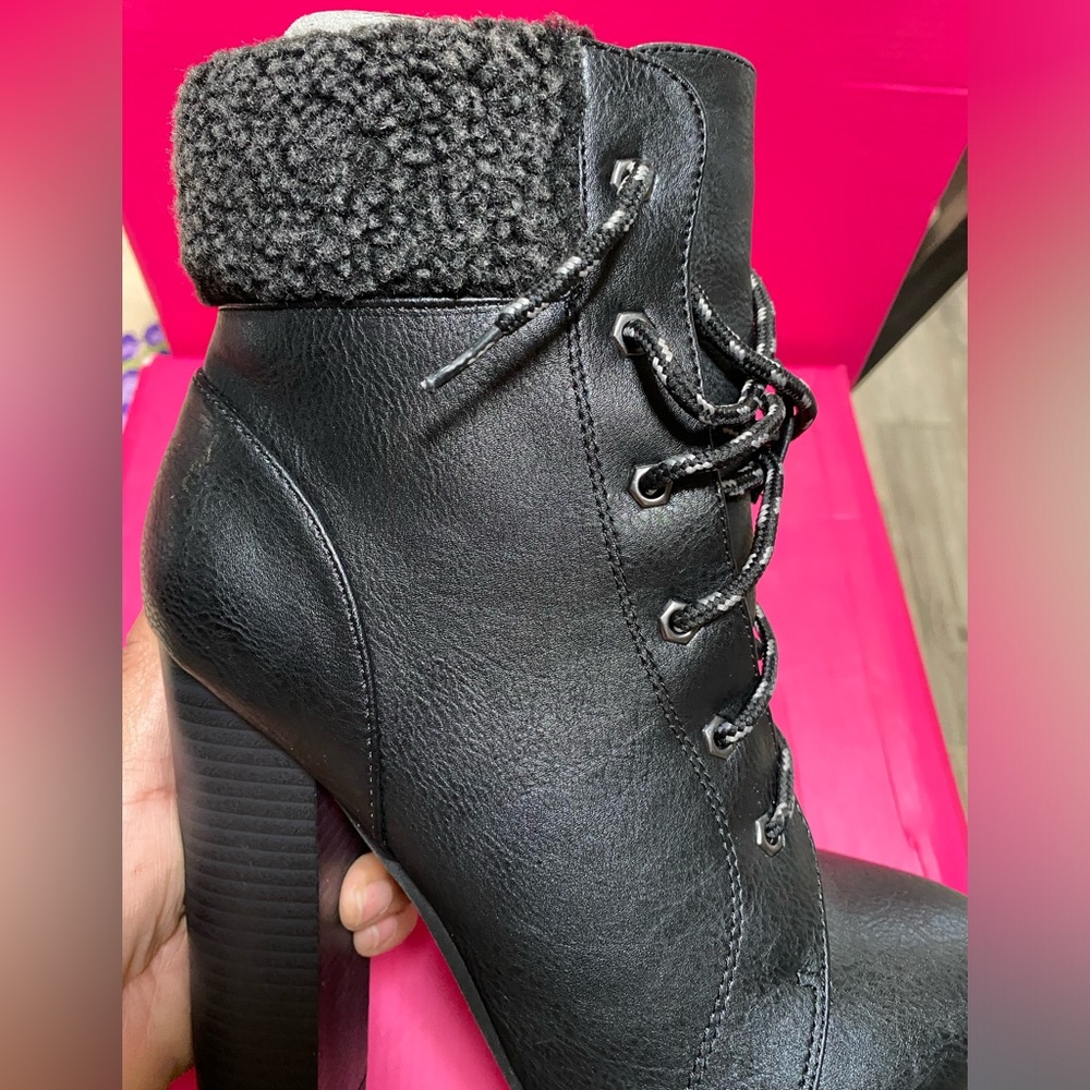 Botas - Picture 2 of 5